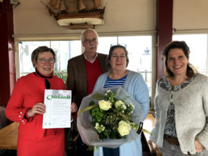 Marleen ontving een prijs voor haar inzet van Stichting Bouwstenen voor Dierenwelzijn